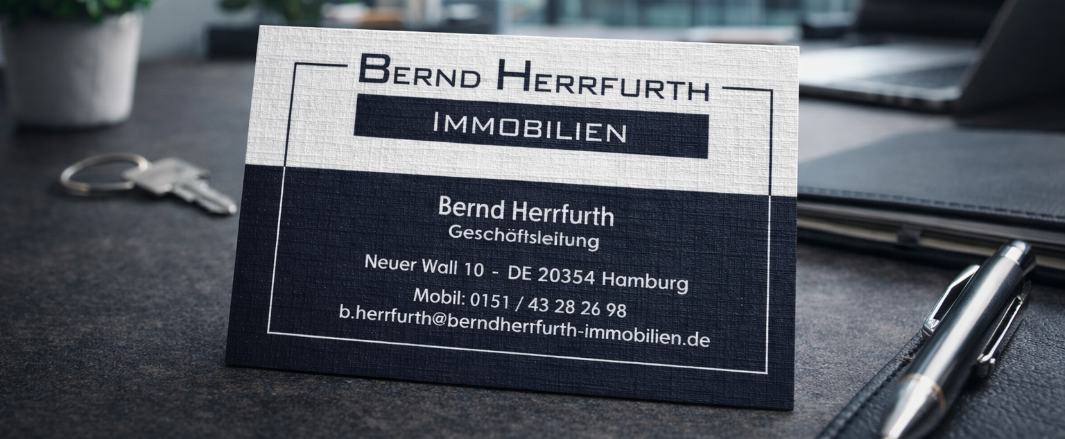 Bild mit Visitenkarte im Vordergrund und Bürobild im Hintergrund